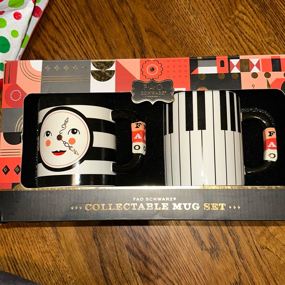 FAO Schwarz Collectible mug set